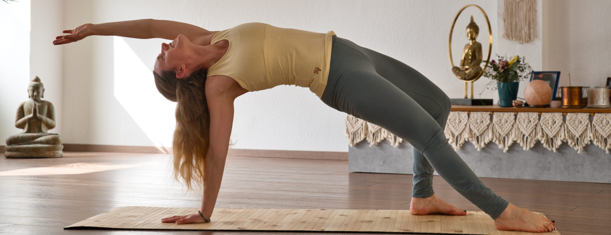 Glow Flow mit ätherischen Ölen im NaLoHa Yoga Studio