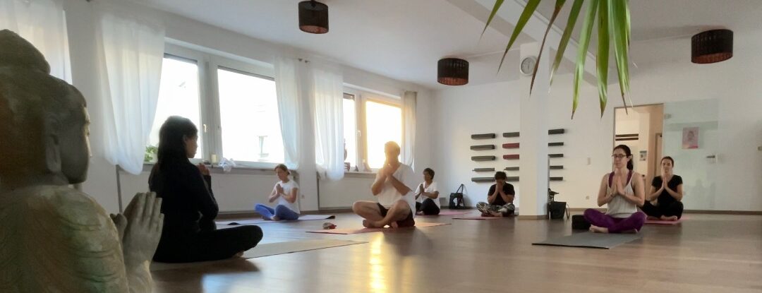 Morgen-Yoga am Sonntag mit Srushti aus Indien