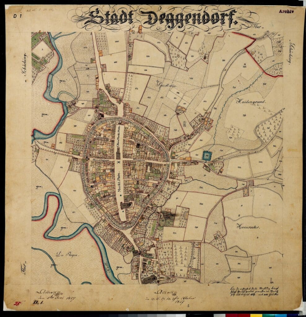 Historische, kolorierte Karte der Stadt Deggendorf mit Stadtgebiet, Straßen, Grundstücken und Flussläufen