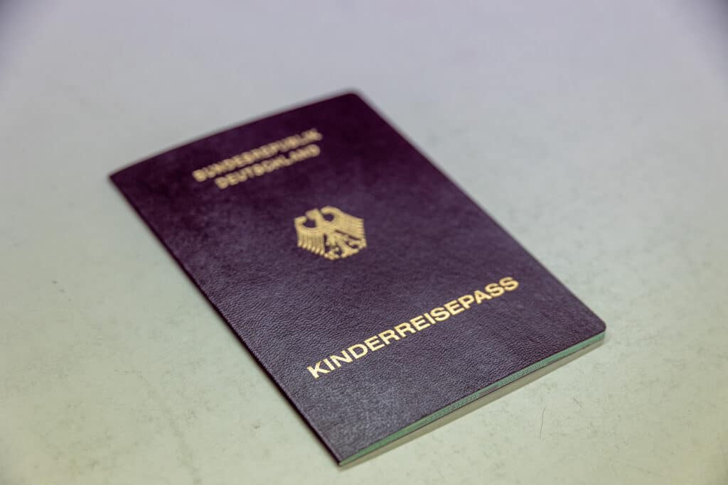 Kinderreisepass Geschlossener deutscher Kinderreisepass mit Bundesadler liegt auf einer hellen Oberfläche.