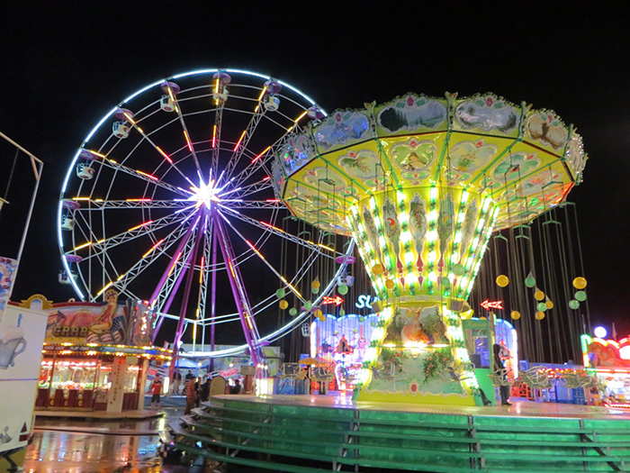 Beleuchtetes Riesenrad und Kettenkarussell auf dem Frühlingsfest in Deggendorf bei Nacht