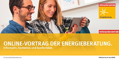 Zwei Personen betrachten ein Smartphone; ein Banner kündigt einen kostenlosen Online-Vortrag der Energieberatung an.