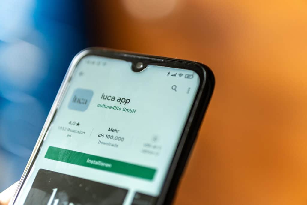 Nahaufnahme eines Smartphones mit der geöffneten App-Seite „luca app“ von culture4life GmbH