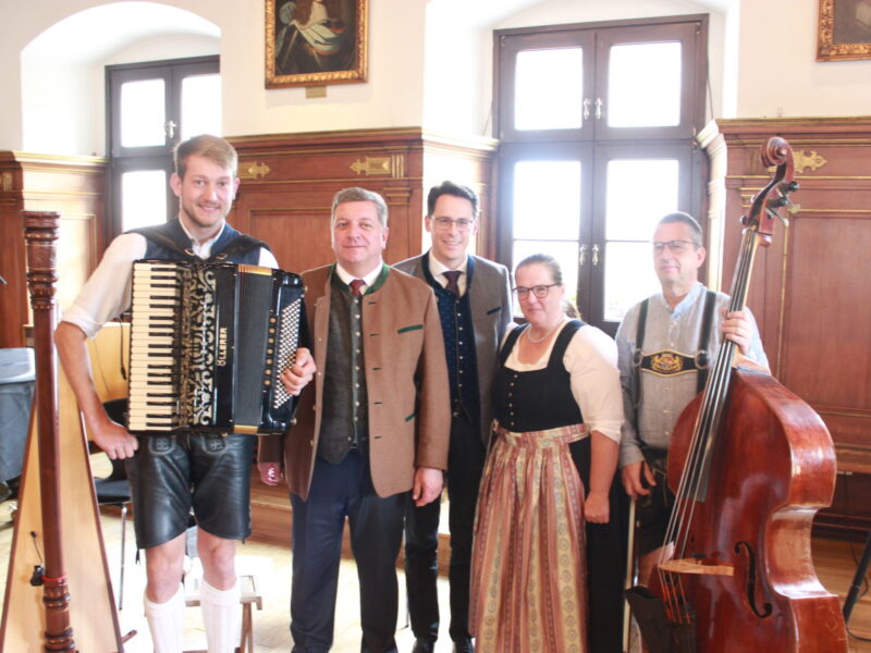 Musikgruppe mit Akkordeon, Harfe und Kontrabass Fünf Musikerinnen und Musiker mit Akkordeon, Harfe und Kontrabass in einem holzgetäfelten Raum