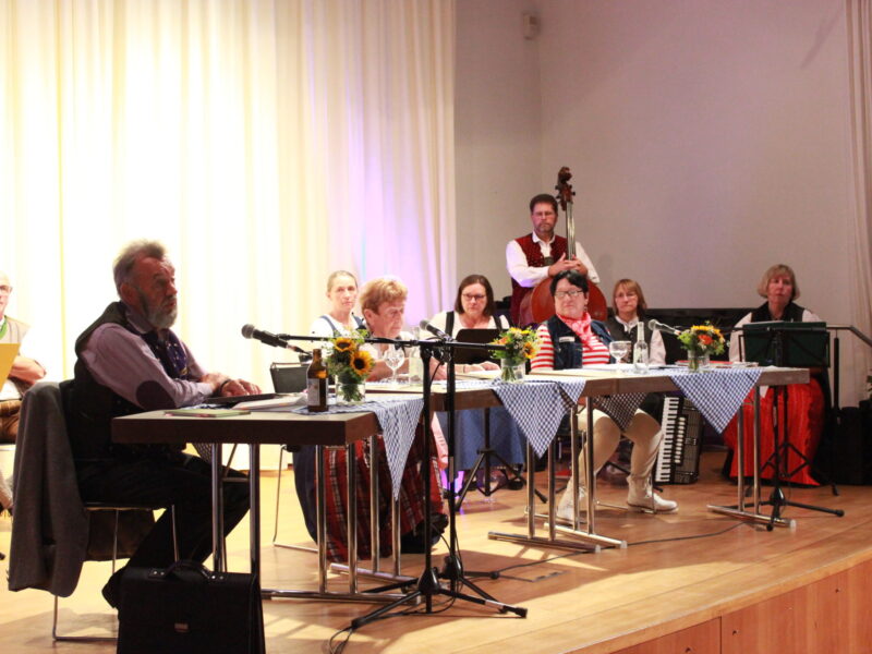 Musikgruppe bei einem BĂĽhnenauftritt in Deggendorf Musikgruppe mit mehreren Instrumenten und Gesang bei einem Auftritt auf einer BĂĽhne