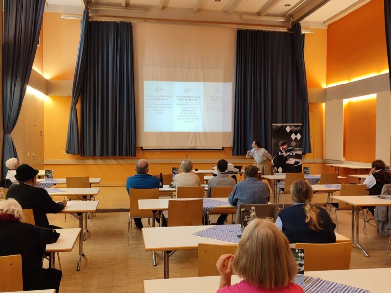Veranstaltung des Vereins M23 in Deggendorf Vortrag mit Präsentation vor Publikum in einem Saal mit Bühne und Sitzplätzen