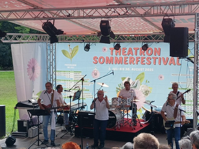 Eine Liveband spielt auf einer überdachten Bühne beim Theatron Sommerfestival 2025 vor Publikum.