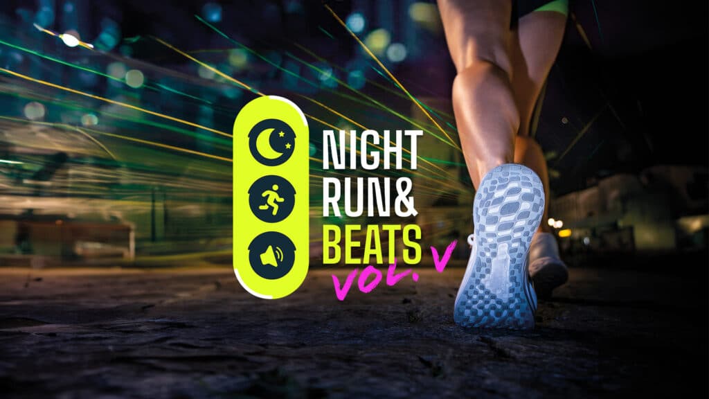 Läuferin oder Läufer mit reflektierendem Schuh bei einem nächtlichen Lauf; daneben steht „Night Run & Beats Vol. V“.