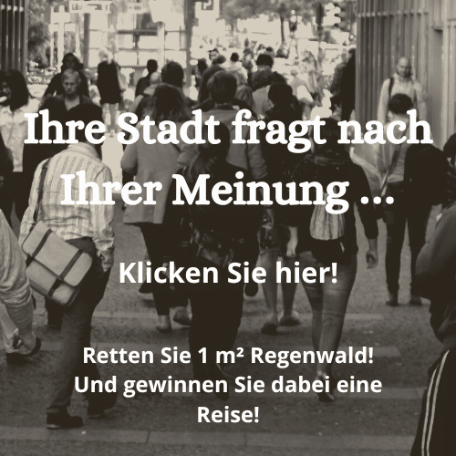Umfrage zur Rettung des Regenwalds Menschen gehen durch eine belebte Fußgängerzone; darüber steht der Aufruf „Ihre Stadt fragt nach Ihrer Meinung … Klicken Sie hier! Retten Sie 1 m² Regenwald! Und gewinnen Sie dabei eine Reise!“