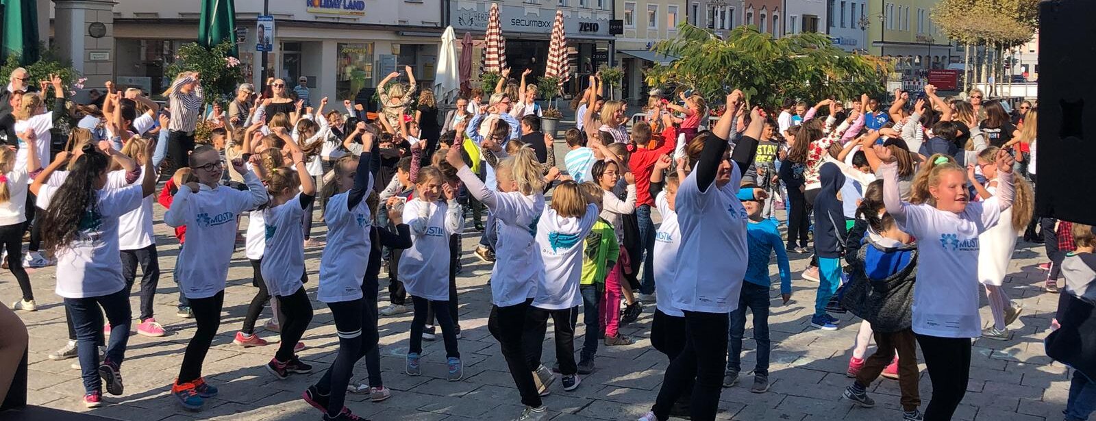Beweg etwas – Tanzflashmob und Eröffnung der „Wochen der Begegnung“