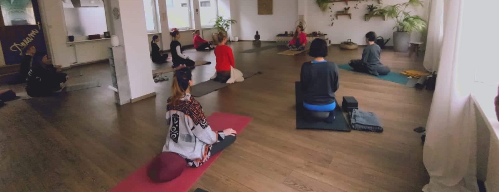 Yoga Basics Kurs für Einsteiger bei NaLoHa Yoga