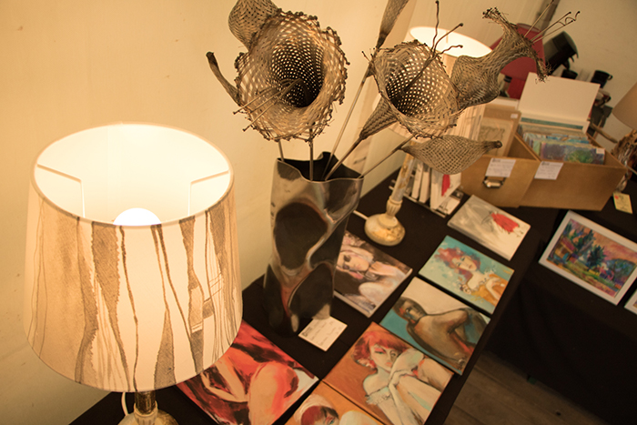 Donaufest 2019 – Kunst- und Kulturpräsentation Kunstwerke, eine dekorative Lampe und eine Vase mit skulpturalen Blüten auf einem Ausstellungstisch
