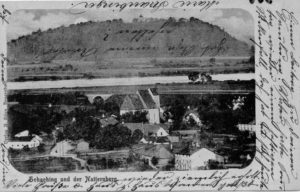 Schaching und der Natternberg Historische Schwarz-Weiß-Ansicht von Schaching mit dem Natternberg im Hintergrund, handschriftlich beschriftete Postkarte