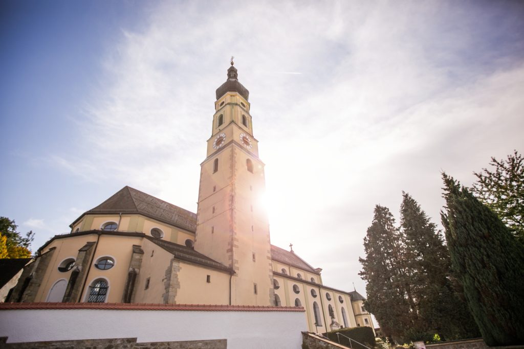 Wallfahrtskirche Mariä Himmelfahrt in Deggendorf Turm und Seitenschiff der Wallfahrtskirche Mariä Himmelfahrt in Deggendorf im Gegenlicht