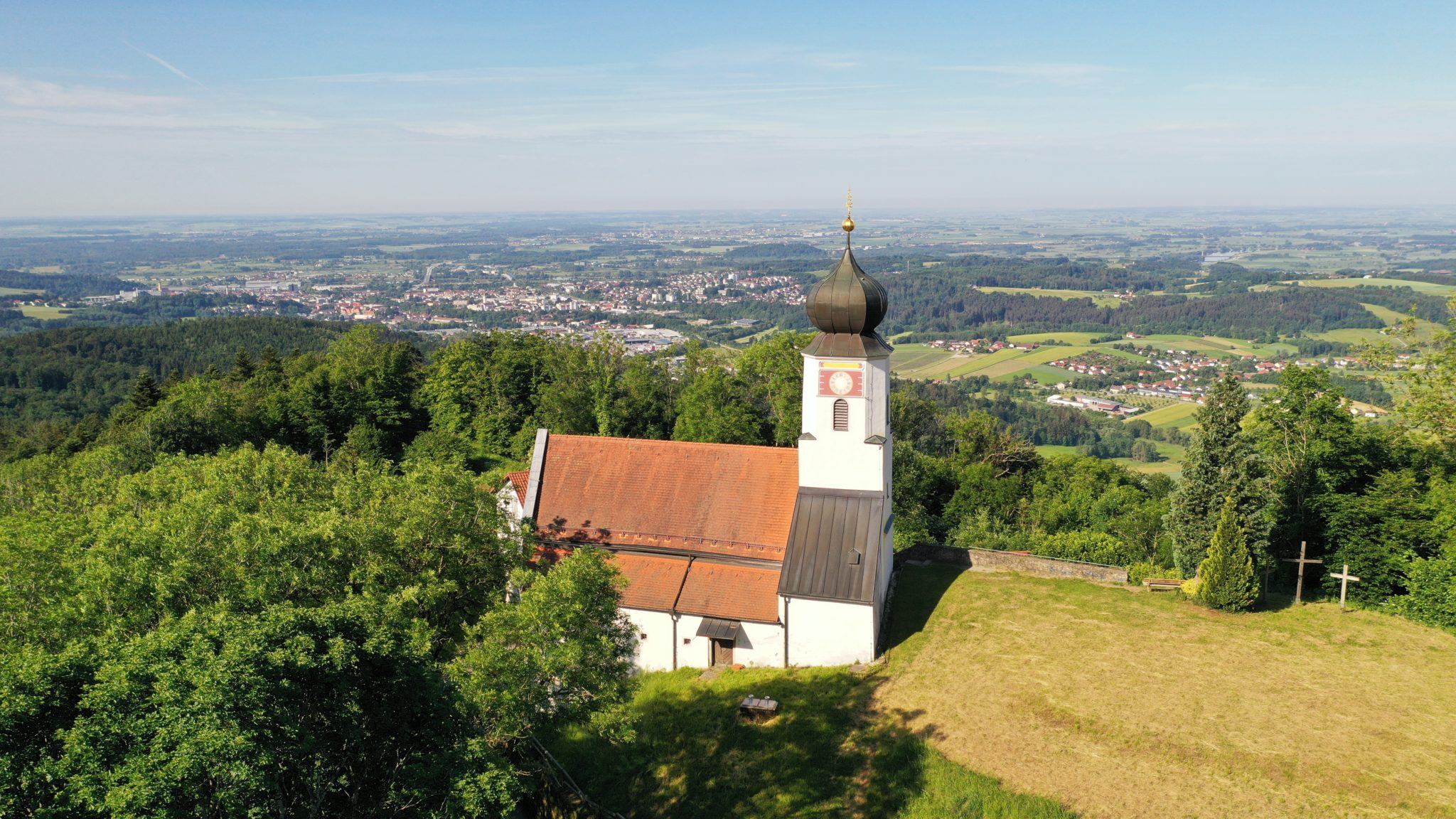 Wallfahrtskirche St. Ulrich bei Deggendorf Wallfahrtskirche St. Ulrich mit Zwiebelturm auf einer bewaldeten Anhöhe und Blick über die Landschaft bei Deggendorf