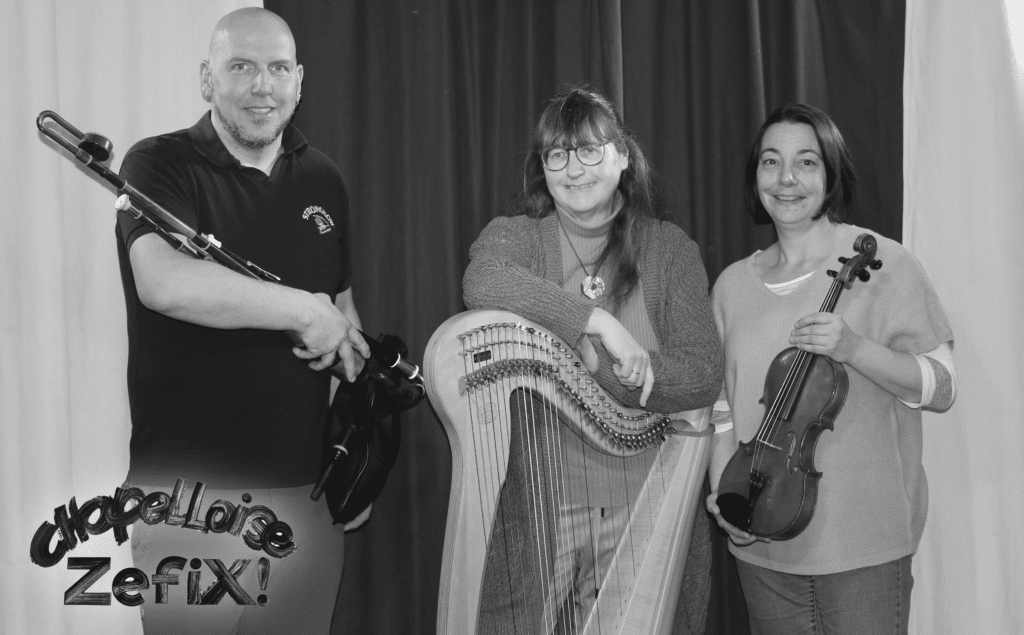 Drei Musikerinnen und Musiker mit Dudelsack, Harfe und Geige vor einem Vorhang; unten links steht der Schriftzug „Gruppe 2 ZeFix“.