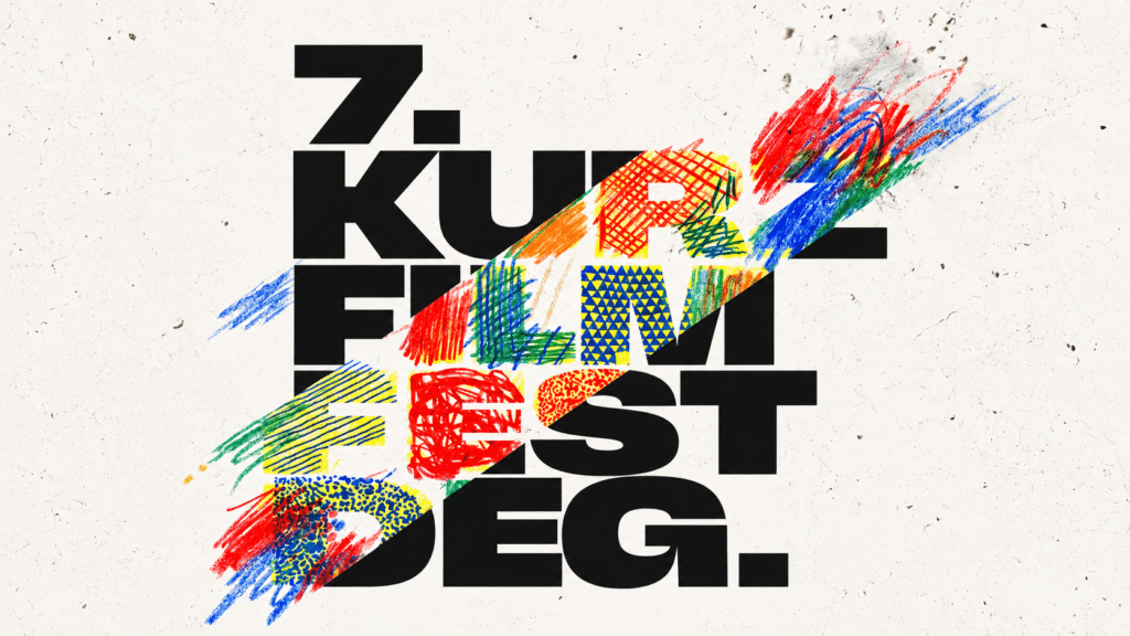 Schwarz gesetzte, teilweise von farbigen Kritzelstrichen überlagerte Schrift „Kürz Film Fest Deg.“ auf hellem Hintergrund.