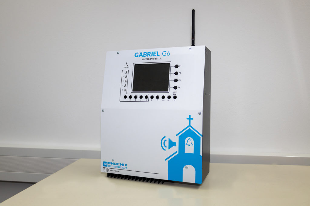 Weißes Steuergerät eines elektronischen Glockenspiels mit der Aufschrift Gabriel-G6 auf einer Tischfläche.