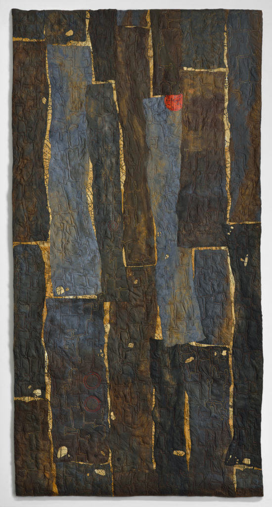Abstraktes, hochformatiges Gemälde mit dunklen braunen, blauen und schwarzen Flächen sowie goldfarbenen Linien und einem kleinen roten Farbakzent.