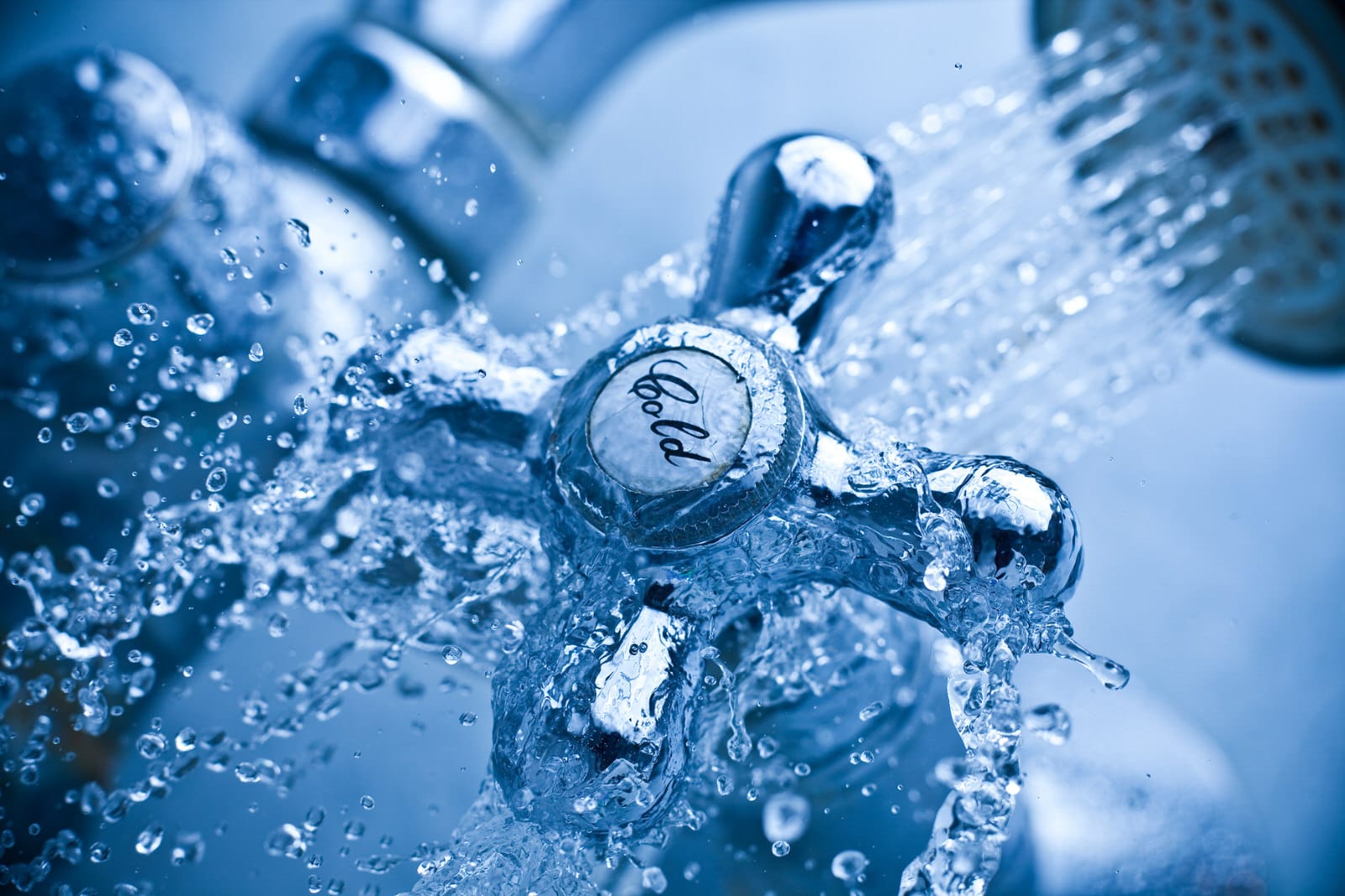 Themenwoche Strom: Kaltes Wasser nutzen Nahaufnahme eines Wasserhahns, aus dem kaltes Wasser spritzt