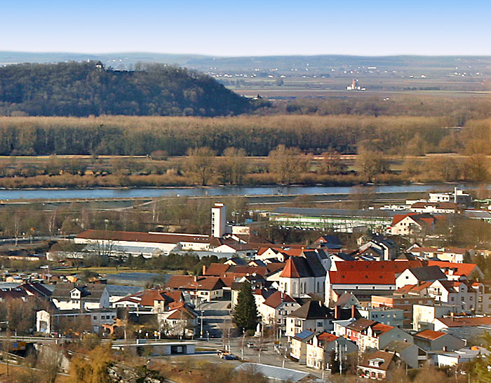 Luftaufnahme von Deggendorf mit Wohnhäusern, einer Kirche, der Donau und der Landschaft im Hintergrund