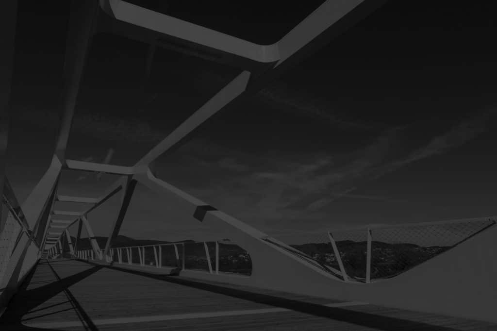 Moderne Fuß- und Radwegbrücke mit markanter Stahlkonstruktion über einem Gewässer bei bewölktem Himmel