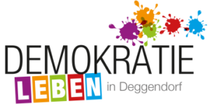 Logo mit dem Schriftzug „DEMOKRATIE LEBEN in Deggendorf“ und farbigen Farbspritzern
