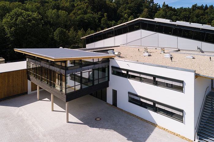 Außenansicht des Eisstadions in Deggendorf mit Eingangsbereich, Gebäudefassaden und überdachter Eishalle