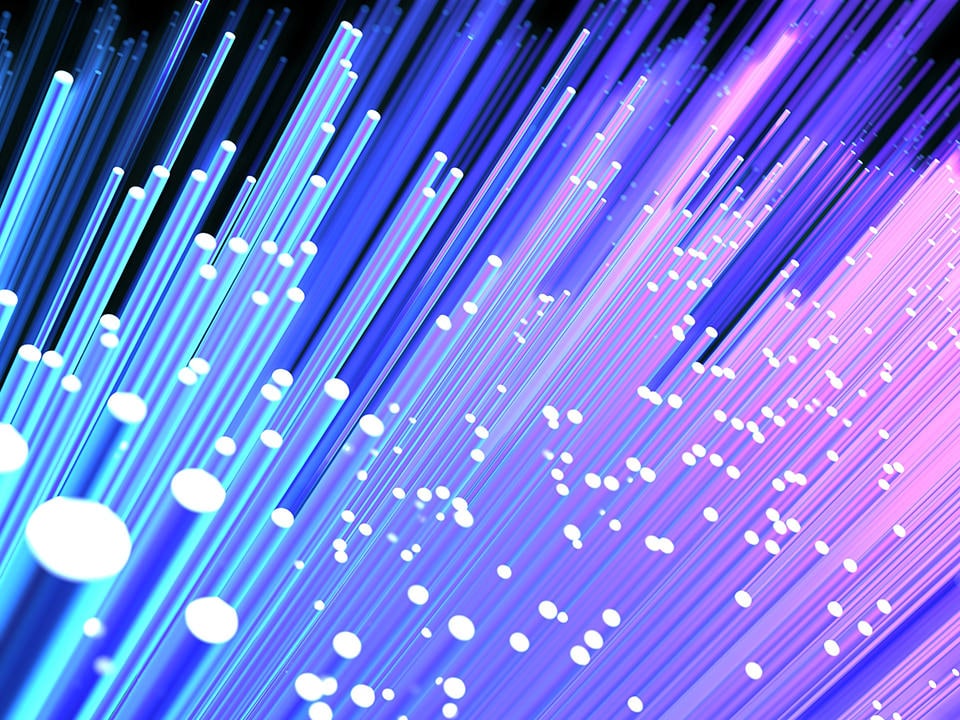 Abstrakte Darstellung von Glasfasern mit leuchtenden blauen, violetten und weißen Lichtpunkten