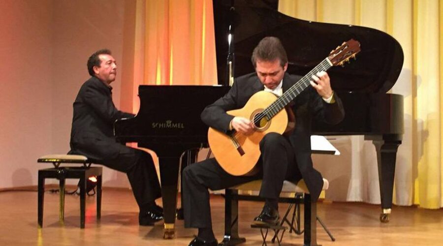 Konzert des Vereins 051c524c97 in Deggendorf, Saison 2009 Zwei Musiker spielen auf einer Bühne Klavier und klassische Gitarre.