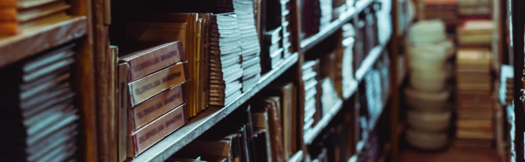Regalreihen mit historischen Akten, Büchern und Archivunterlagen