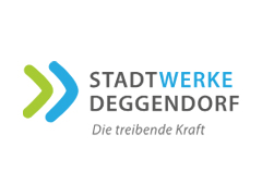 Logo der Stadtwerke Deggendorf mit farbigen Pfeilen und dem Schriftzug „Die treibende Kraft“