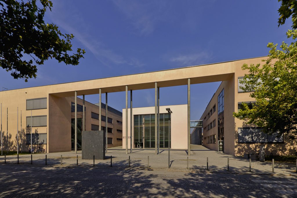 Eingangsbereich der Technischen Hochschule Deggendorf mit modernem Gebäudekomplex und überdachtem Vorplatz