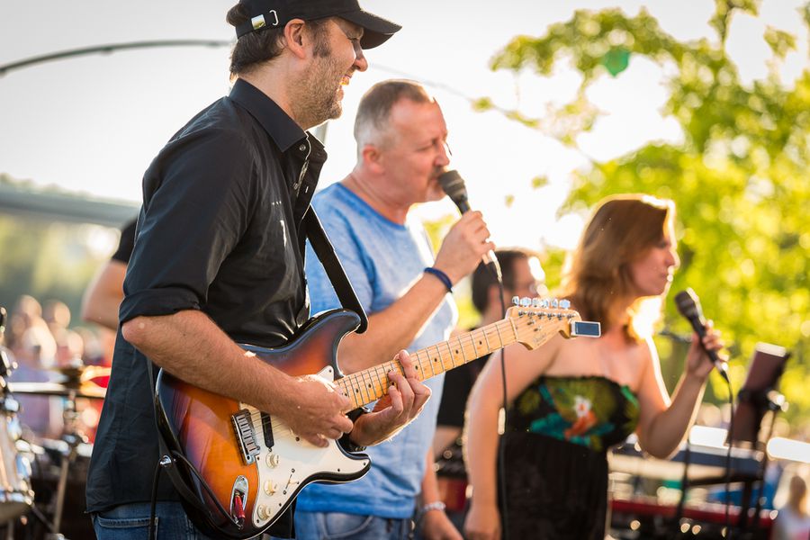 Live-Musik beim Vereinsfest in Deggendorf 2009 Gitarrist, Sänger und Sängerin treten bei einer Open-Air-Veranstaltung vor Publikum auf.