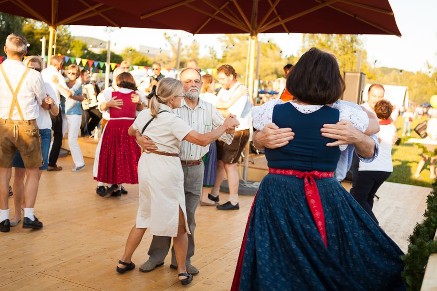 Sommerfest des Vereins in Deggendorf 2025 Tanzende Paare unter einem Festzelt bei einer Vereinsveranstaltung in Deggendorf; eine Frau trägt ein Dirndl mit roter Schürze.