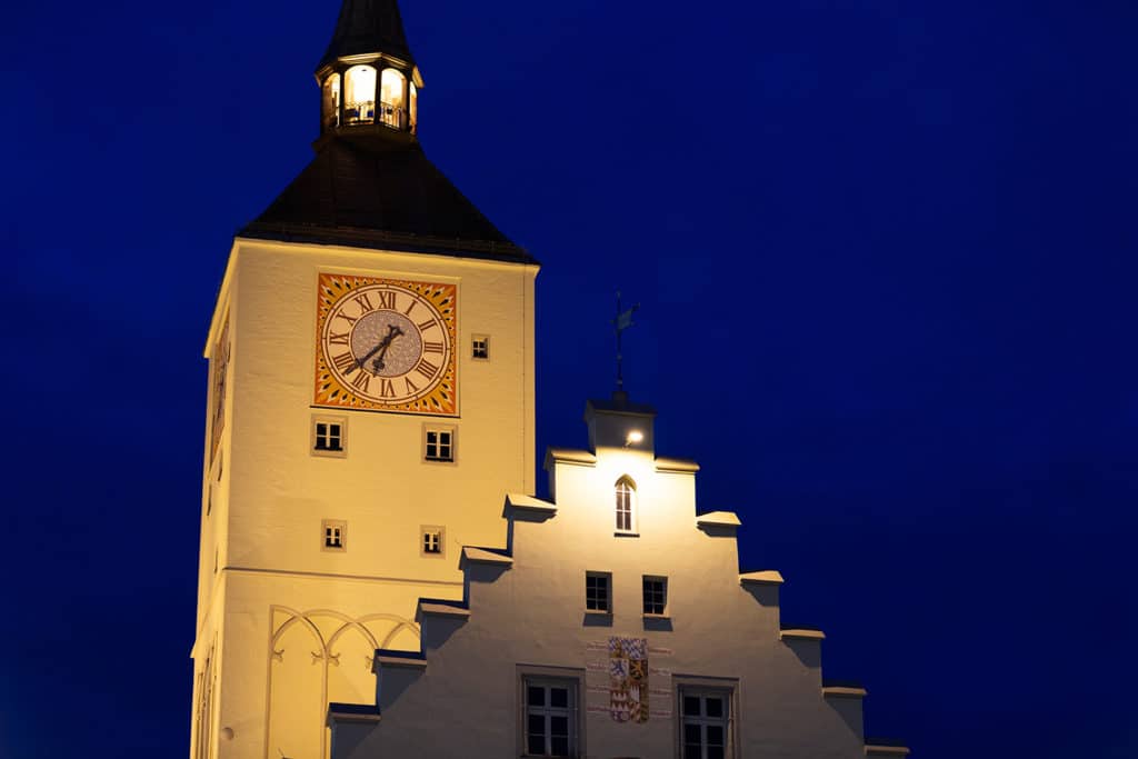 Beleuchteter Turm des Alten Rathauses in Deggendorf vor dunkelblauem Nachthimmel während der Earth Hour 2021