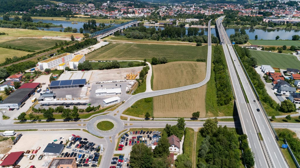 Politik- und Verwaltungsausschuss 2021 in Deggendorf Luftaufnahme von Deggendorf mit Donaubrücken, Feldern, Gewerbegebiet und Kreisverkehr
