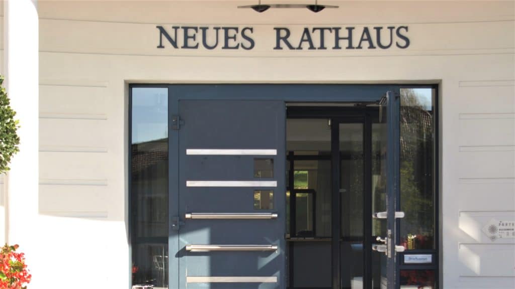 Eingang des Neuen Rathauses mit der Aufschrift „NEUES RATHAUS“