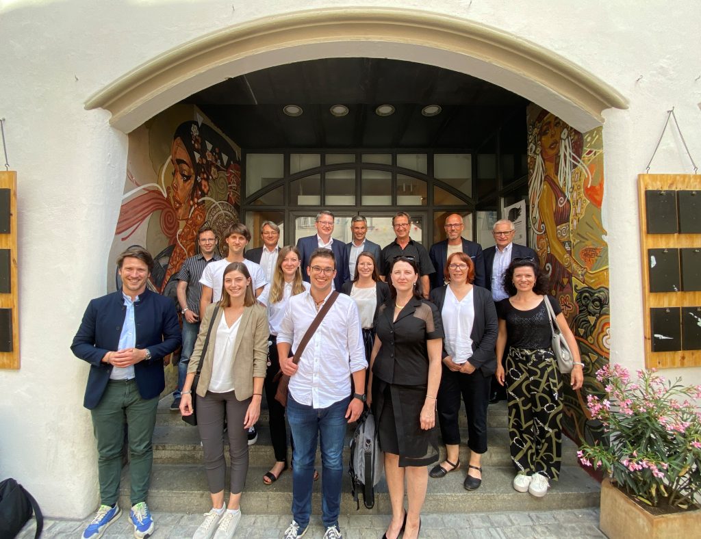 Arbeitsgemeinschaft Donaustädte tagt in Regensburg Gruppenfoto der Arbeitsgemeinschaft Donaustädte vor dem Eingang eines Gebäudes in Regensburg