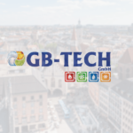 Logo der GB-TECH GmbH mit vier farbigen Symbolen vor einer hell ausgeblendeten Stadtansicht