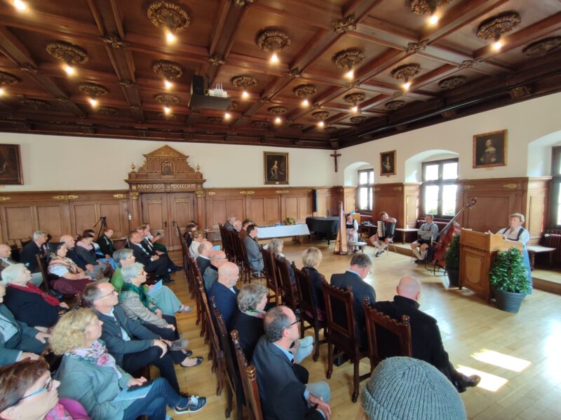 Konzert im Alten Rathaus Deggendorf Publikum bei einem Konzert mit Streichinstrumenten und Klavier im holzgetäfelten Sitzungssaal des Alten Rathauses in Deggendorf