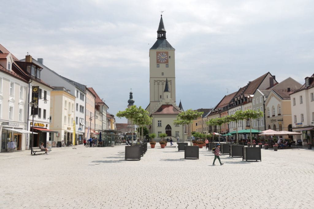 Blick über den Oberen Stadtplatz in Deggendorf mit der Stadtpfarrkirche und den umliegenden Häusern