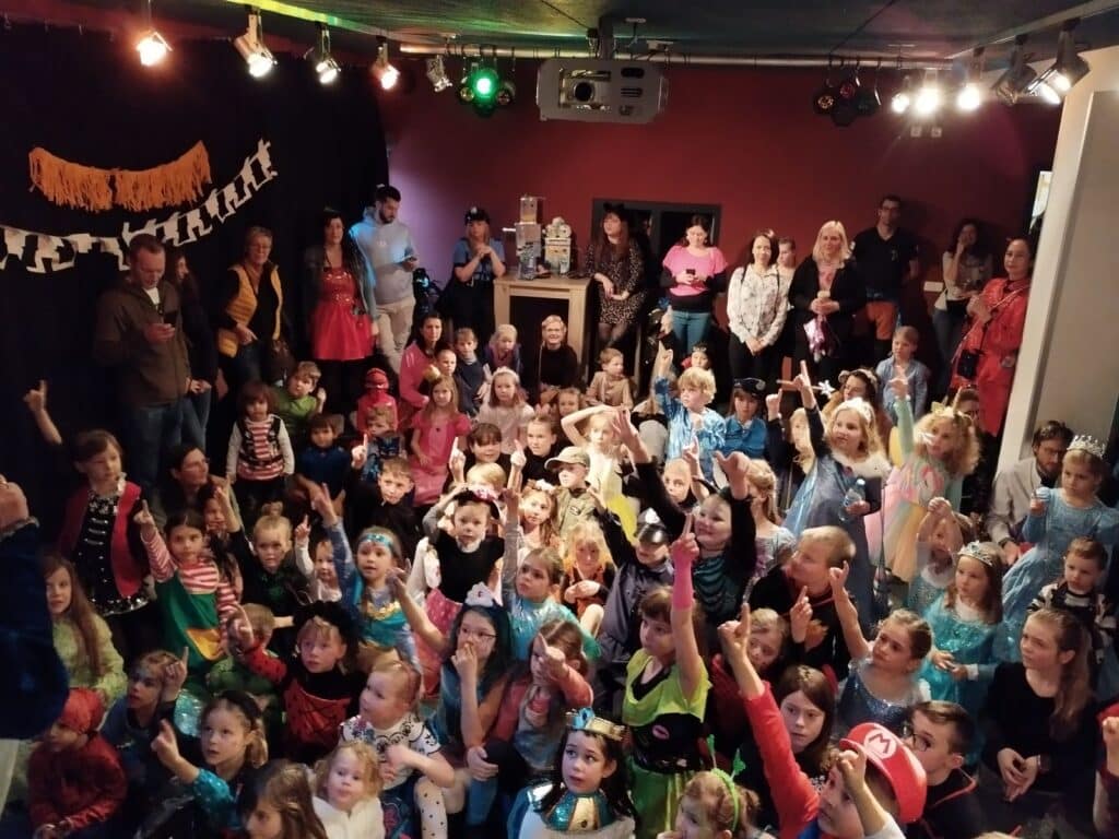 Kinderfasching 2024: Bunt kostümierte Kinder und Erwachsene Bunt kostümierte Kinder und Erwachsene feiern gemeinsam beim Kinderfasching in einem Veranstaltungsraum.