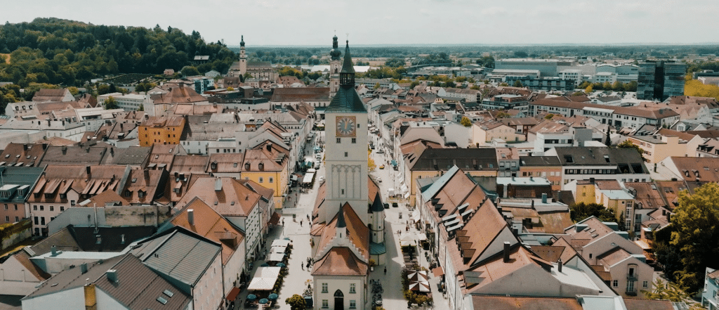 Luftaufnahme der Deggendorfer Altstadt mit der Stadtpfarrkirche und dicht bebauten historischen Dächern