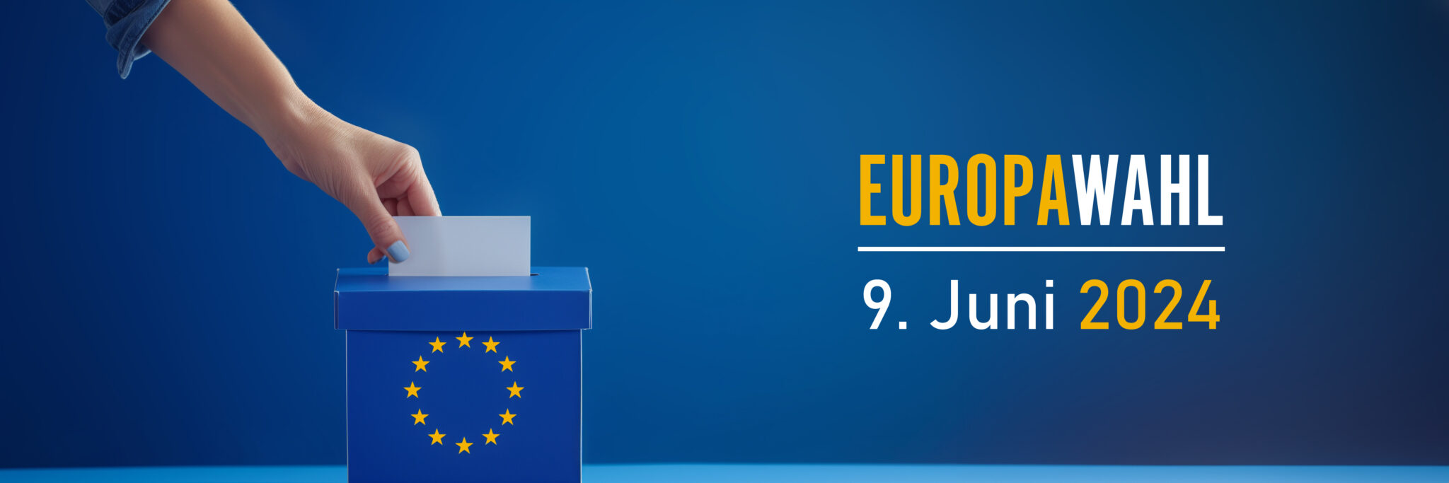 Europawahl 2024 in Deggendorf Hand wirft einen Stimmzettel in eine Wahlurne mit Europaflagge; daneben steht „Europawahl 9. Juni 2024“.