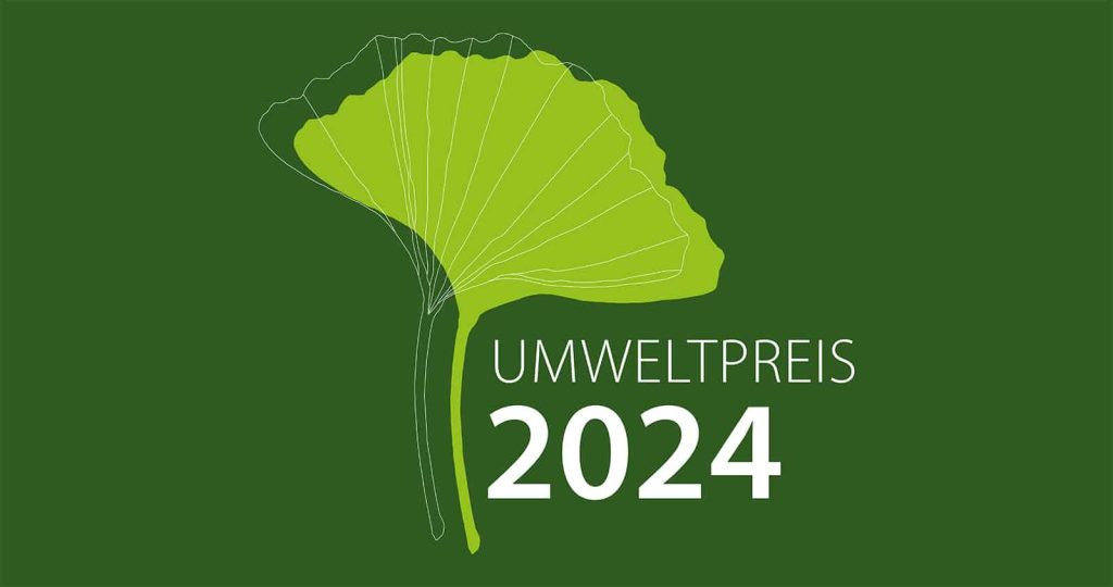 Umweltpreis 2024 Grünes Blattmotiv mit der Aufschrift „Umweltpreis 2024“ auf dunkelgrünem Hintergrund.