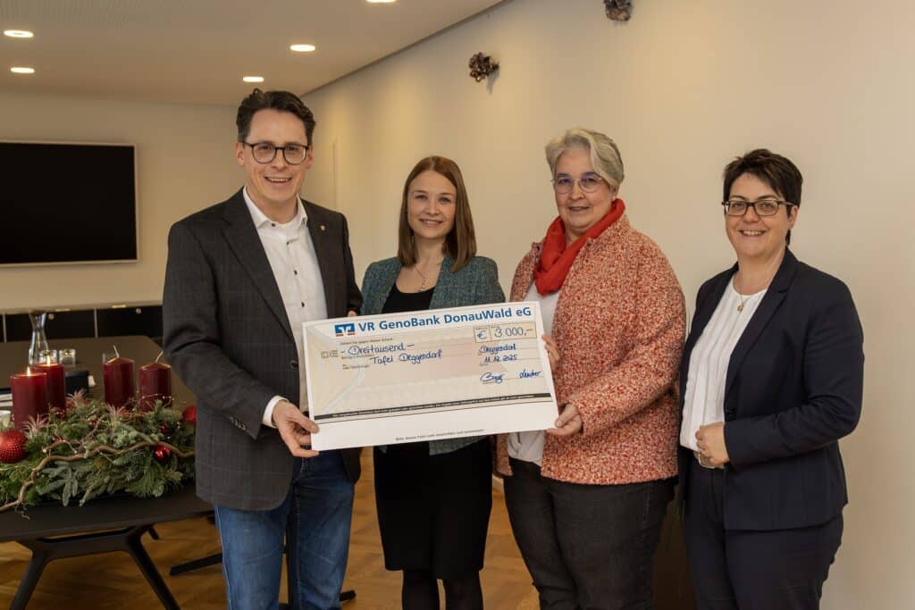 Spende der VR Genobank DonauWald an die Tafel Vier Personen präsentieren gemeinsam einen symbolischen Spendenscheck der VR Genobank DonauWald für die Tafel.