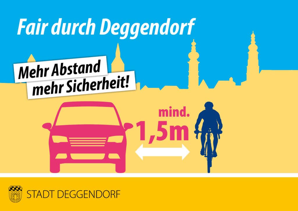 Grafik mit einem roten Auto, einem blauen Fahrradfahrer und dem Hinweis auf mindestens 1,5 Meter Abstand vor der Stadtsilhouette von Deggendorf