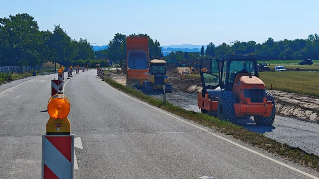 Baustelle an der Erschließungsstraße Haidmoosäcker mit Absperrbaken, Baustellenfahrzeugen und einer frisch angelegten Fahrbahn