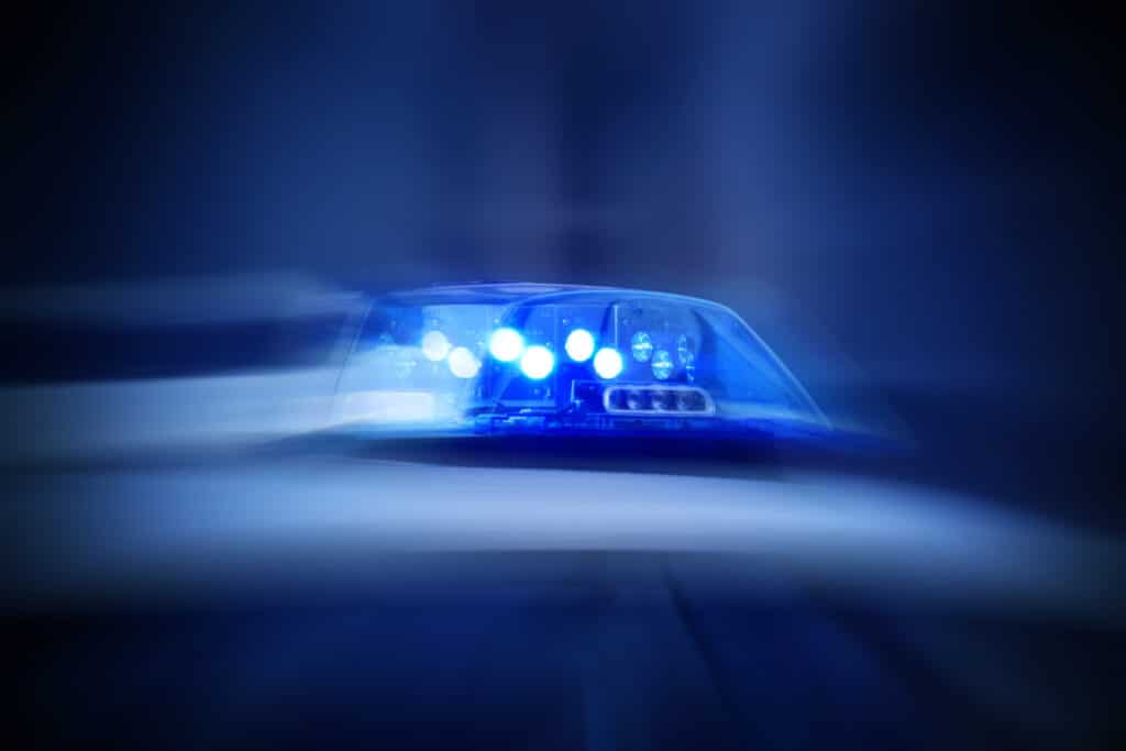 Polizeieinsatz in der Deggendorfer Innenstadt Nahaufnahme eines blau leuchtenden Blaulichts auf einem Polizeifahrzeug bei einem Einsatz in der Innenstadt von Deggendorf